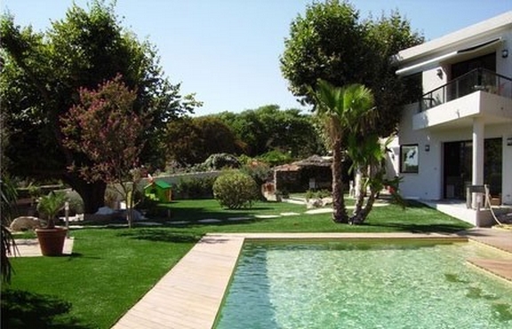 gazon synthetique jardin et tour de piscine