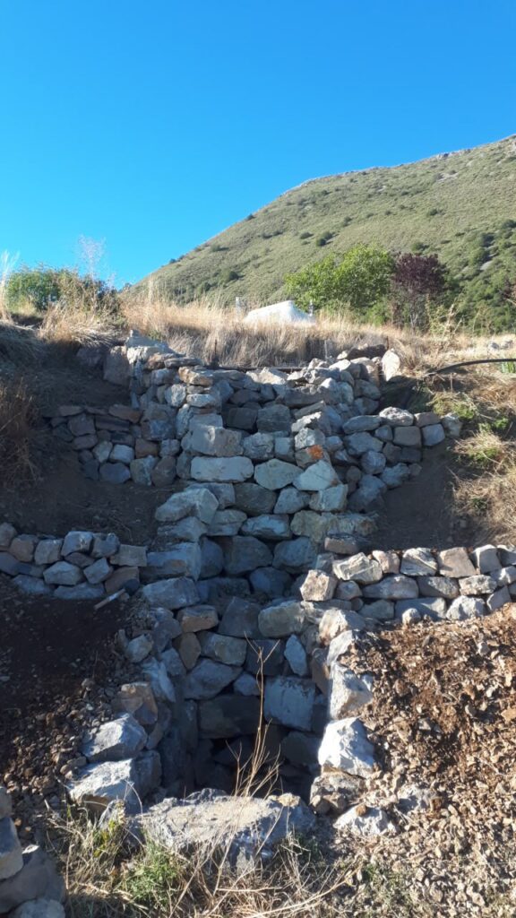 Mur en pierre sèche pour endiguer l'érosion